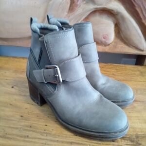 Bullboxer B-52 Sz 8 Size 8 Stylish Faux Leather Gray Buckled 3" Heel Ankle Boots